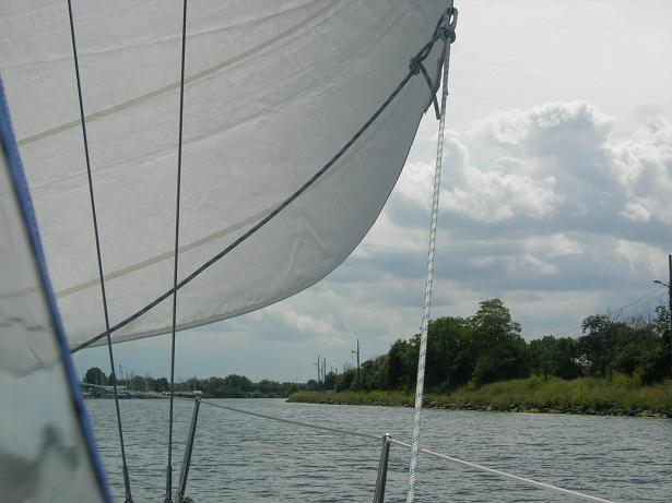 Sous voile sur le canal
